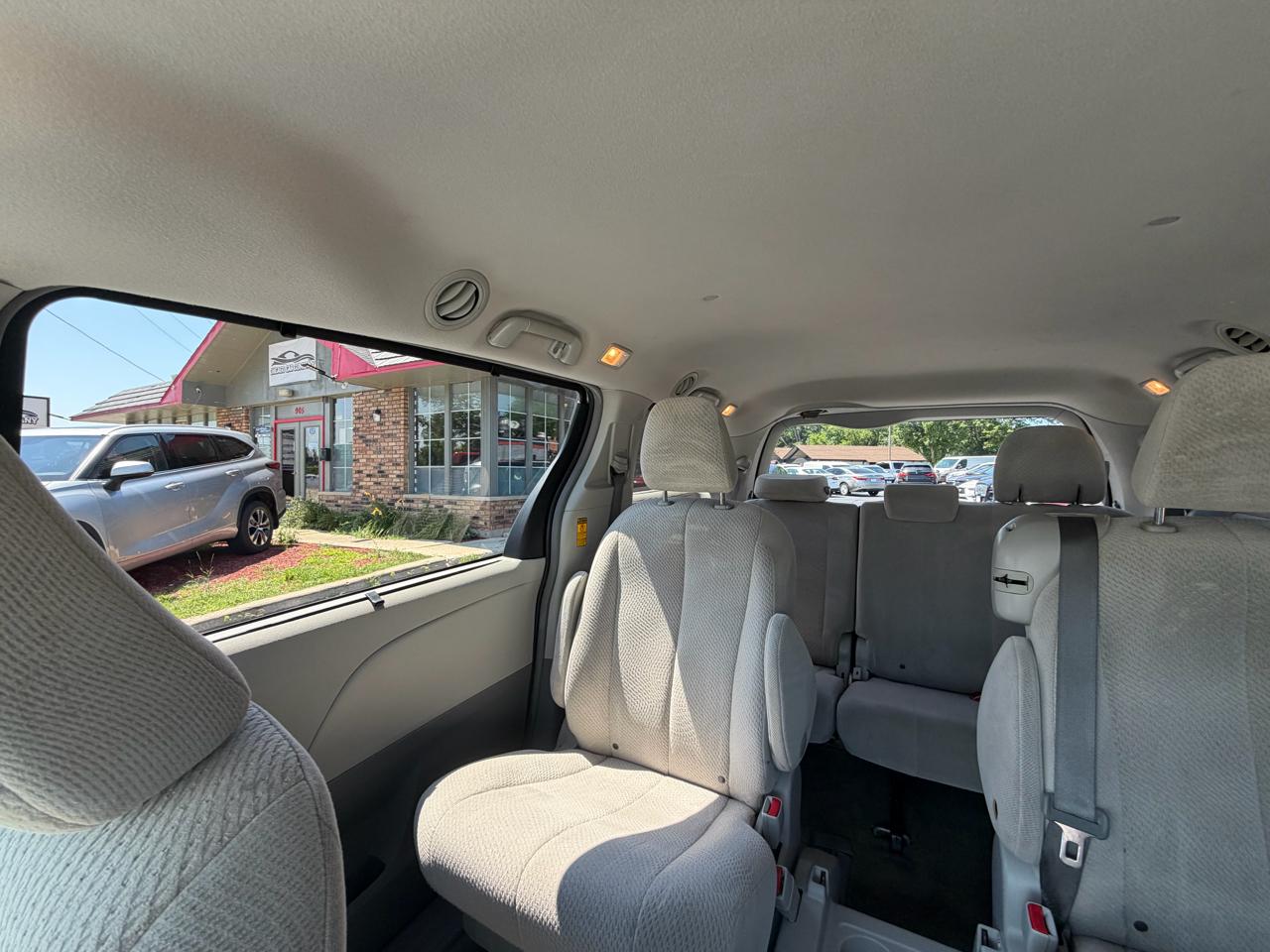 Toyota Sienna 5dr 8-Pass Van V6 LE FWD (Natl) 2014