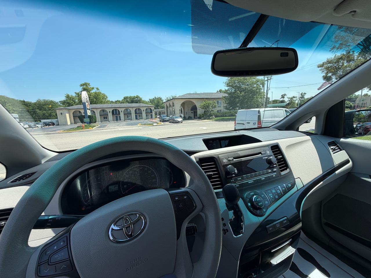 Toyota Sienna 5dr 8-Pass Van V6 LE FWD (Natl) 2014