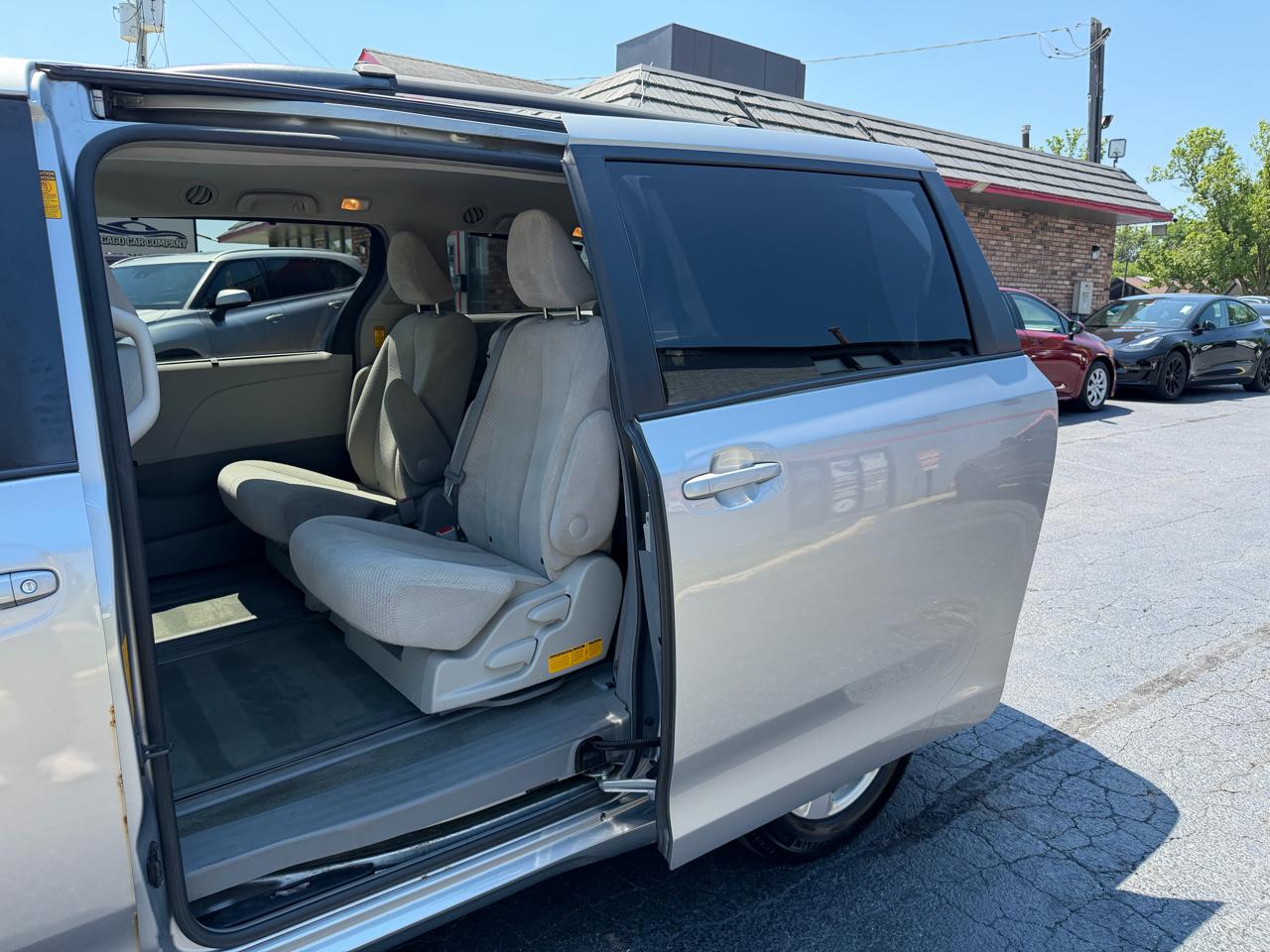 Toyota Sienna 5dr 8-Pass Van V6 LE FWD (Natl) 2014