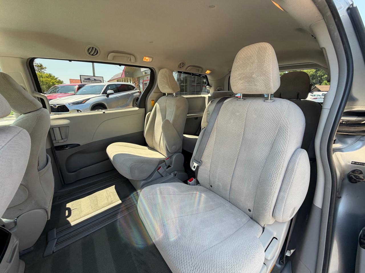 Toyota Sienna 5dr 8-Pass Van V6 LE FWD (Natl) 2014