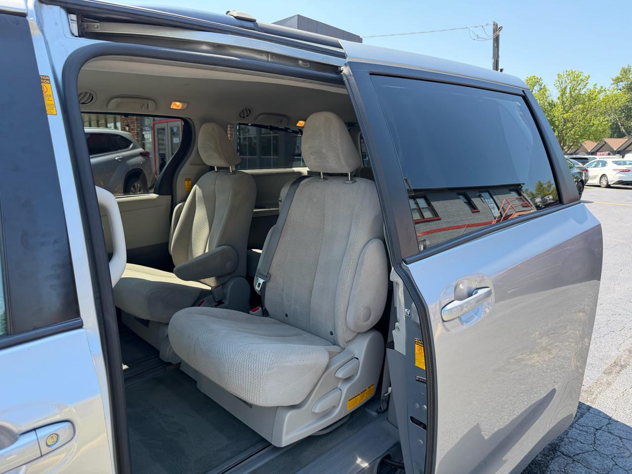 Toyota Sienna 5dr 8-Pass Van V6 LE FWD (Natl) 2014