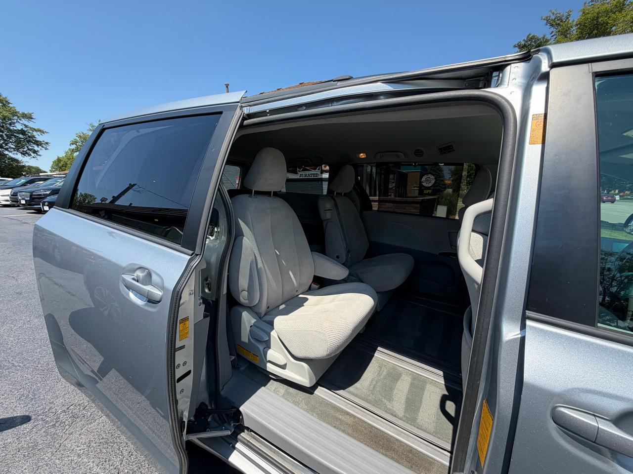 Toyota Sienna 5dr 8-Pass Van V6 LE FWD (Natl) 2014