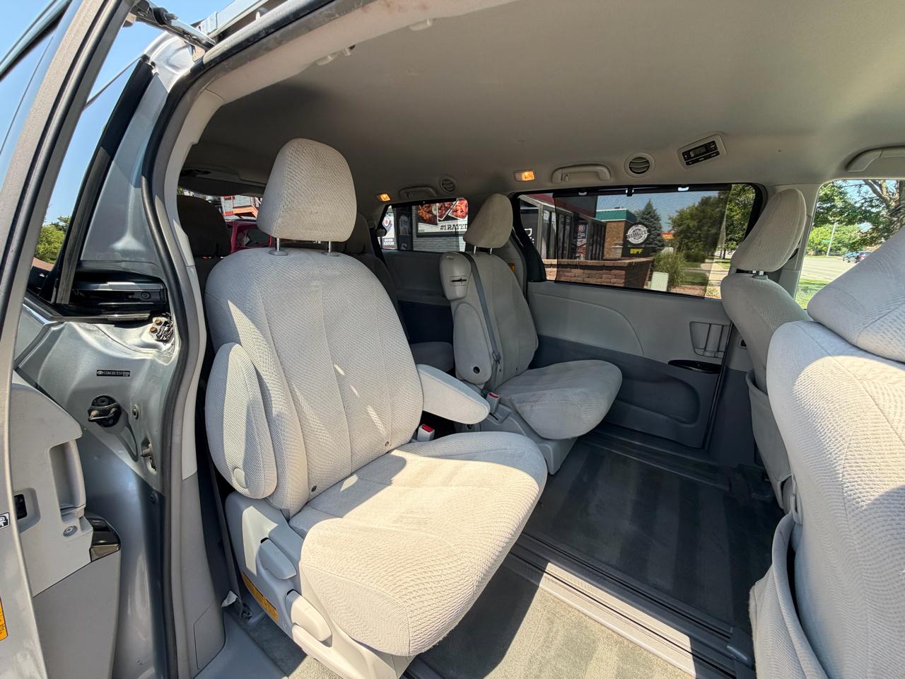Toyota Sienna 5dr 8-Pass Van V6 LE FWD (Natl) 2014