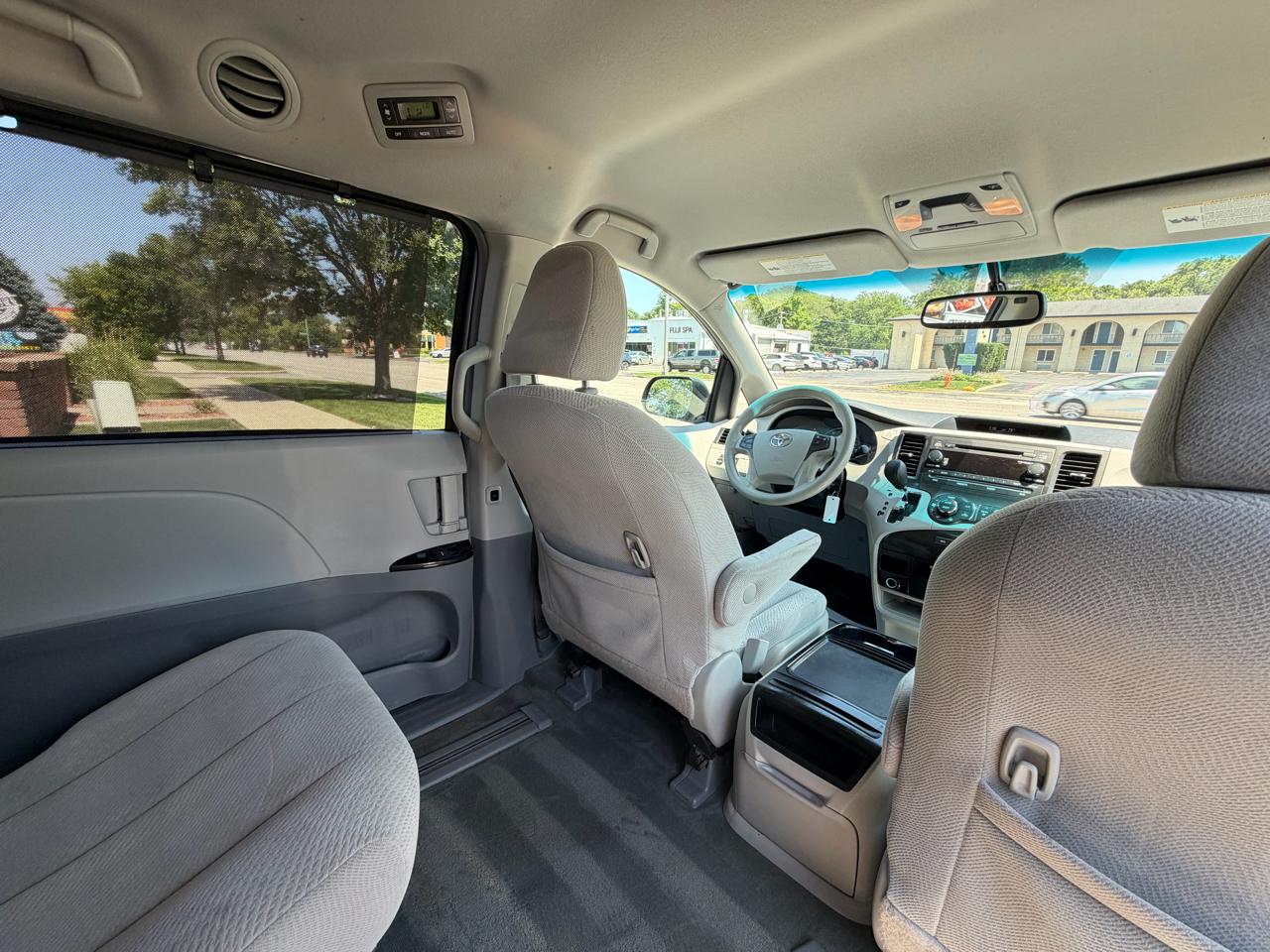 Toyota Sienna 5dr 8-Pass Van V6 LE FWD (Natl) 2014