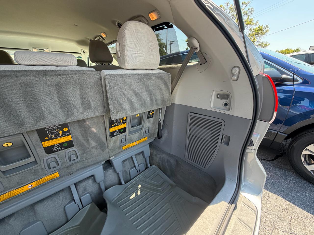 Toyota Sienna 5dr 8-Pass Van V6 LE FWD (Natl) 2014