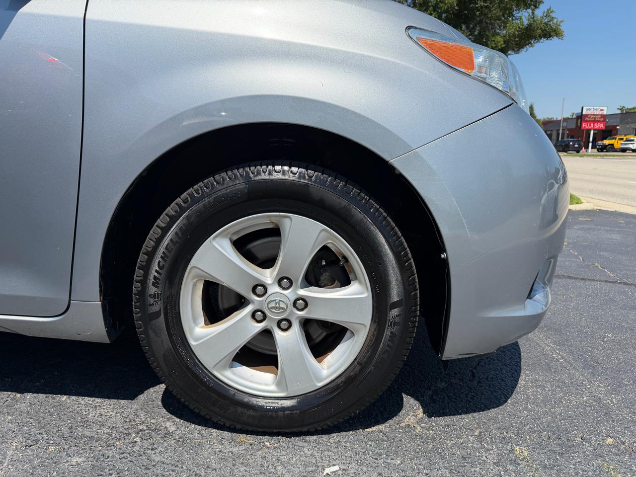 Toyota Sienna 5dr 8-Pass Van V6 LE FWD (Natl) 2014