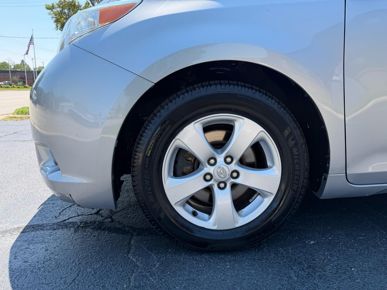 Toyota Sienna 5dr 8-Pass Van V6 LE FWD (Natl) 2014