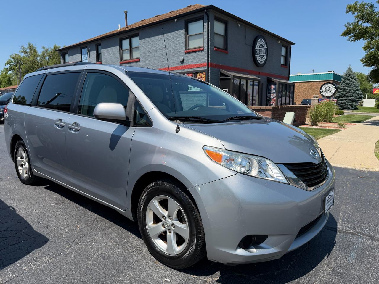 Toyota Sienna 5dr 8-Pass Van V6 LE FWD (Natl) 2014