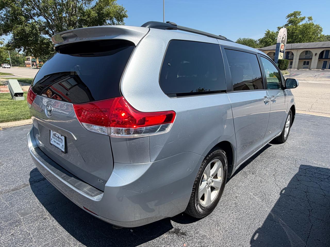 Toyota Sienna 5dr 8-Pass Van V6 LE FWD (Natl) 2014