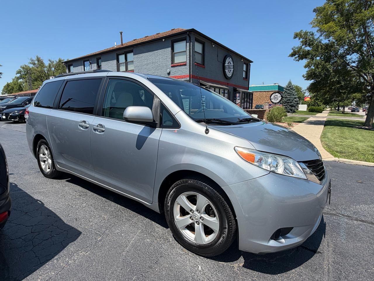 Toyota Sienna 5dr 8-Pass Van V6 LE FWD (Natl) 2014