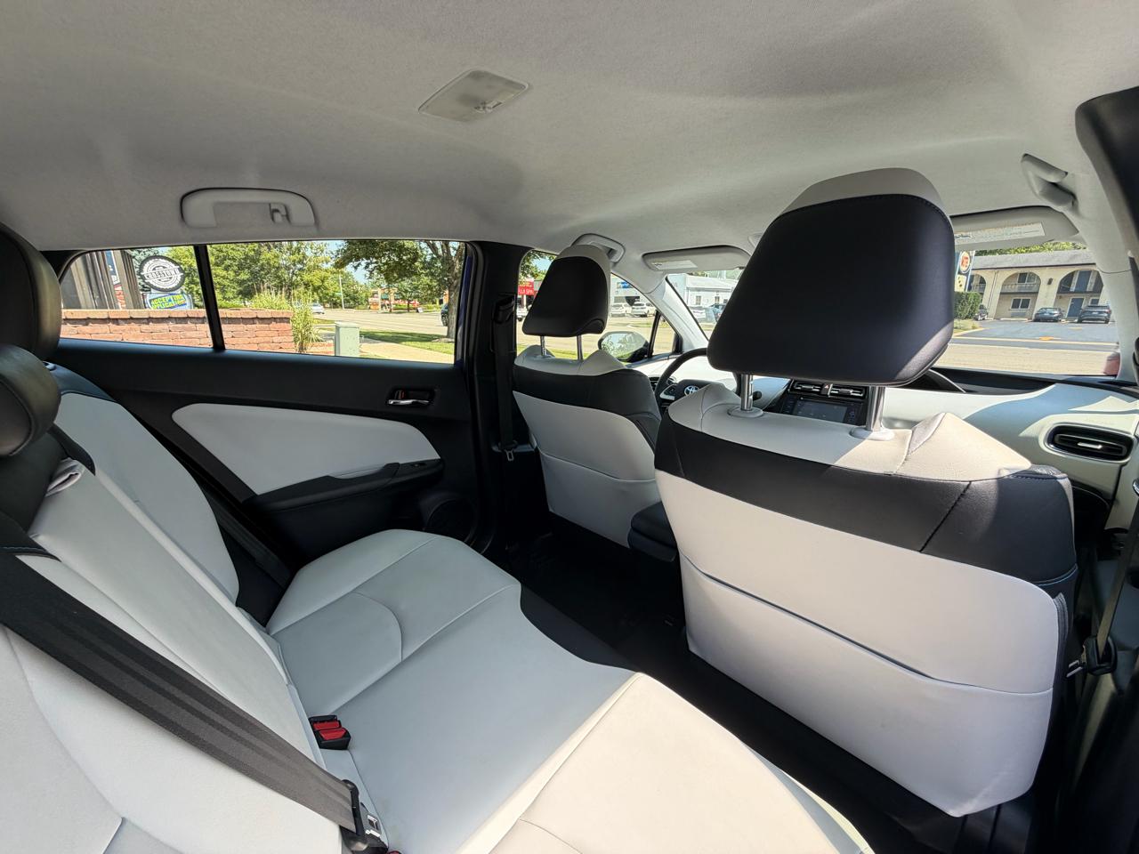 Toyota Prius Three Touring (Natl) 2017