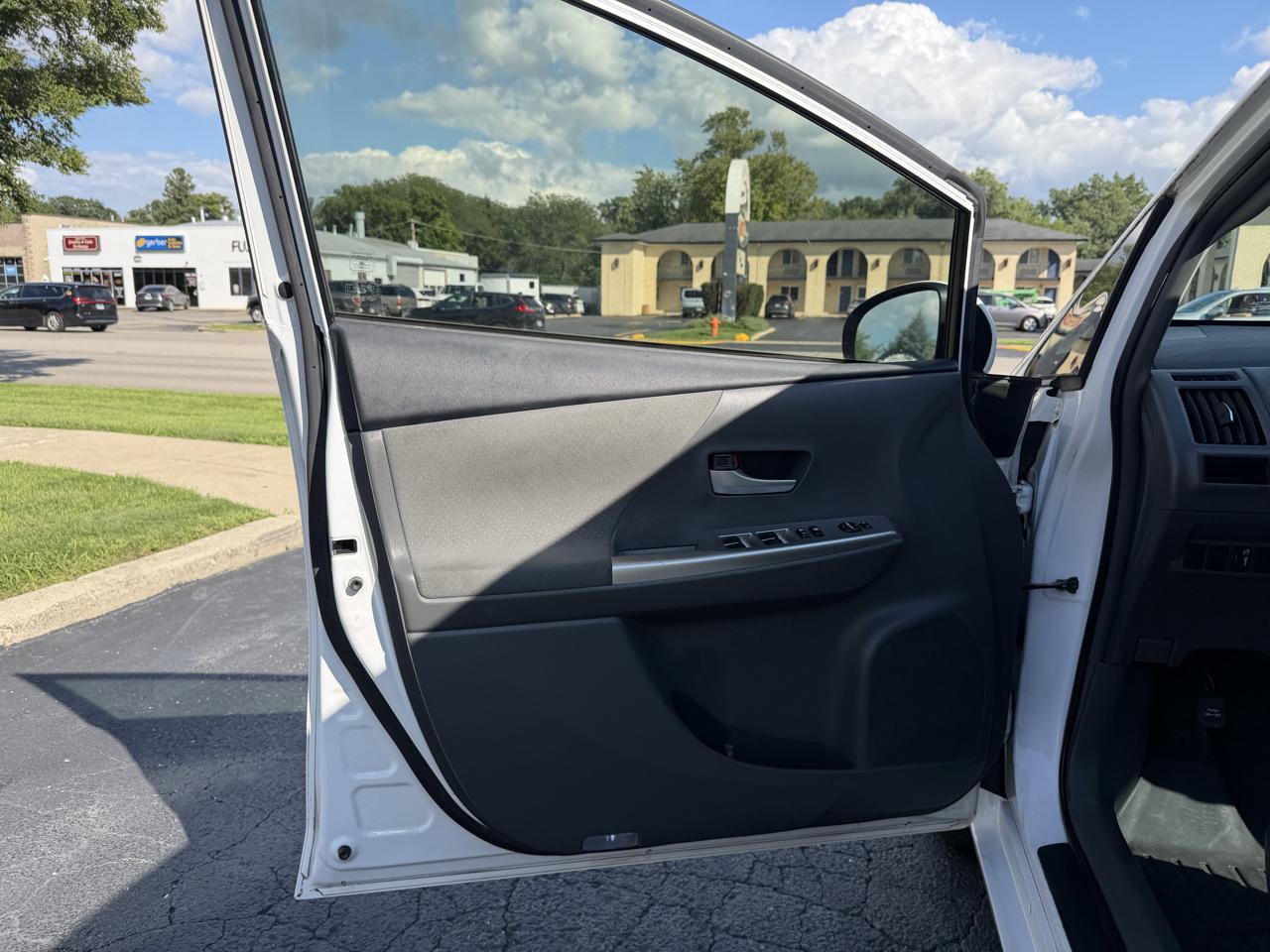 Toyota Prius V 5dr Wgn Three (Natl) 2012