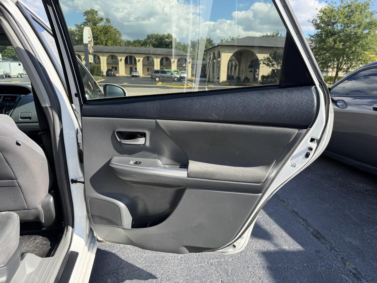 Toyota Prius V 5dr Wgn Three (Natl) 2012