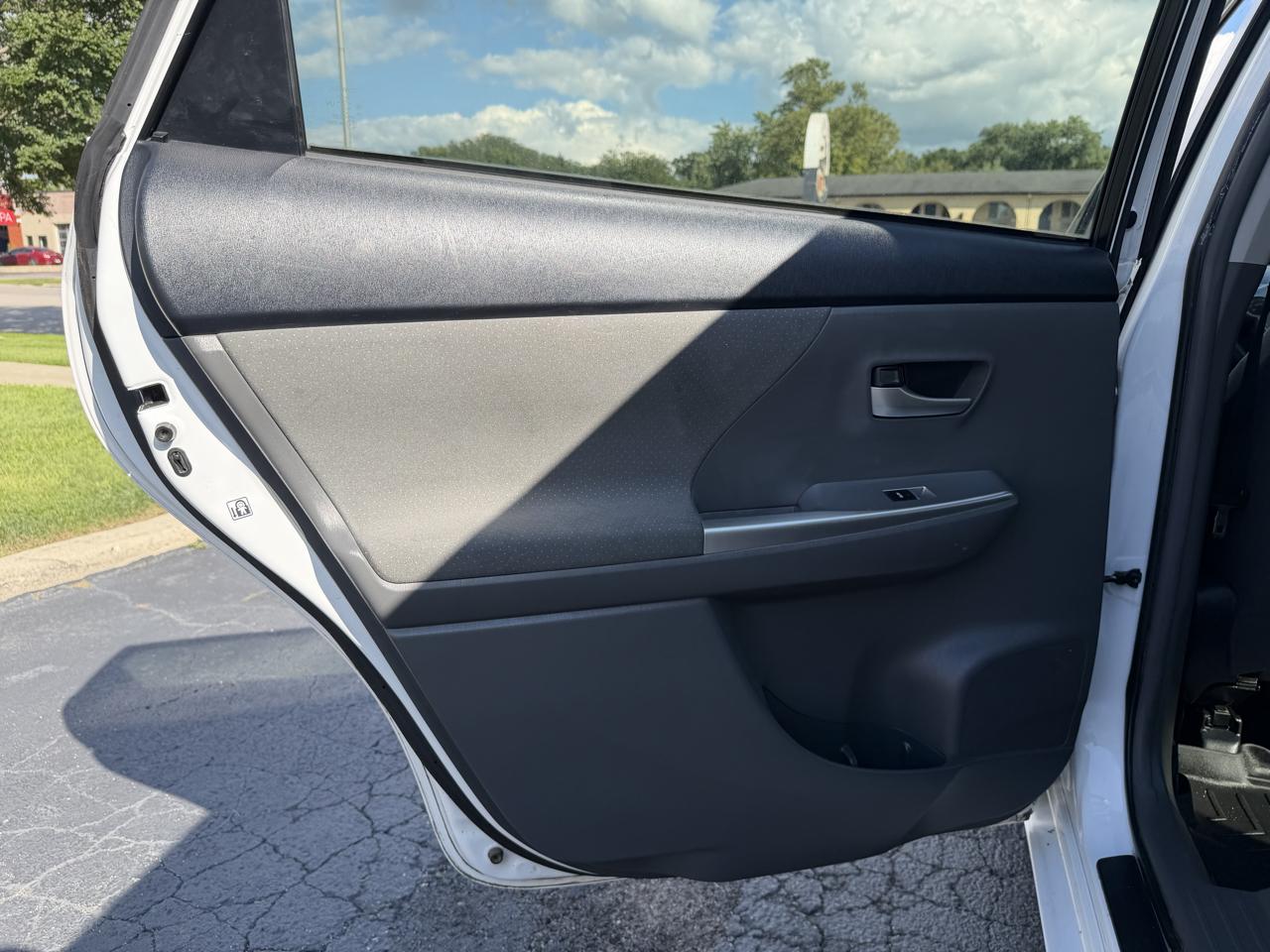 Toyota Prius V 5dr Wgn Three (Natl) 2012