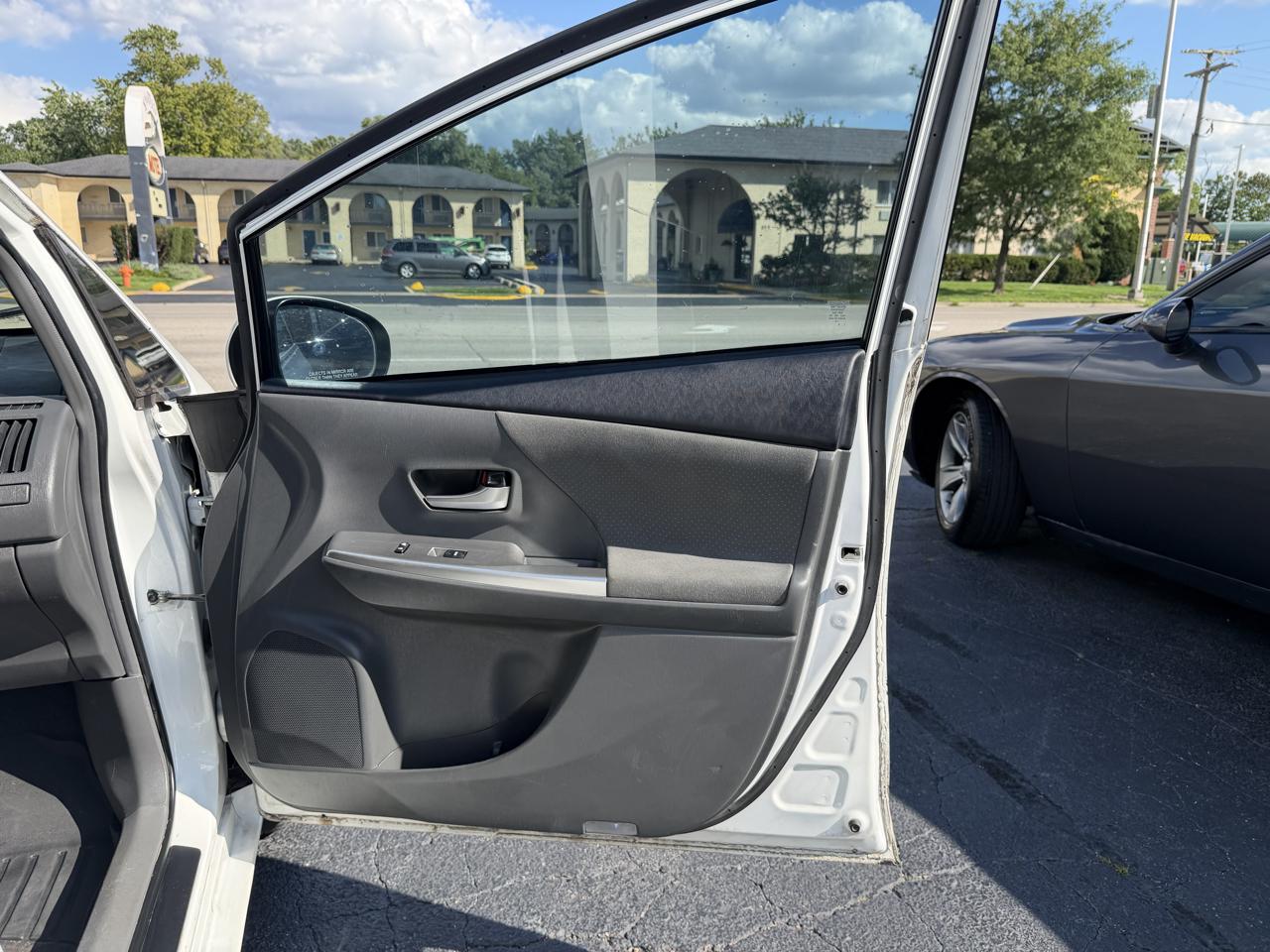 Toyota Prius V 5dr Wgn Three (Natl) 2012
