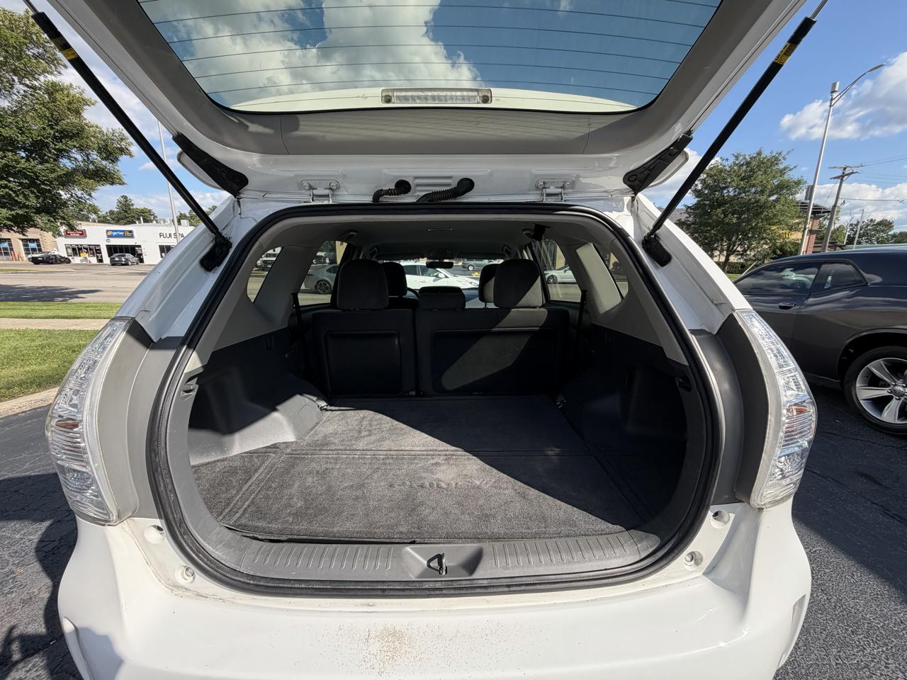 Toyota Prius V 5dr Wgn Three (Natl) 2012