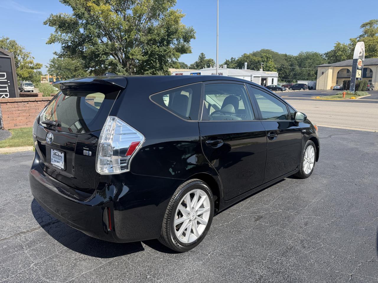 Toyota Prius V photo 11