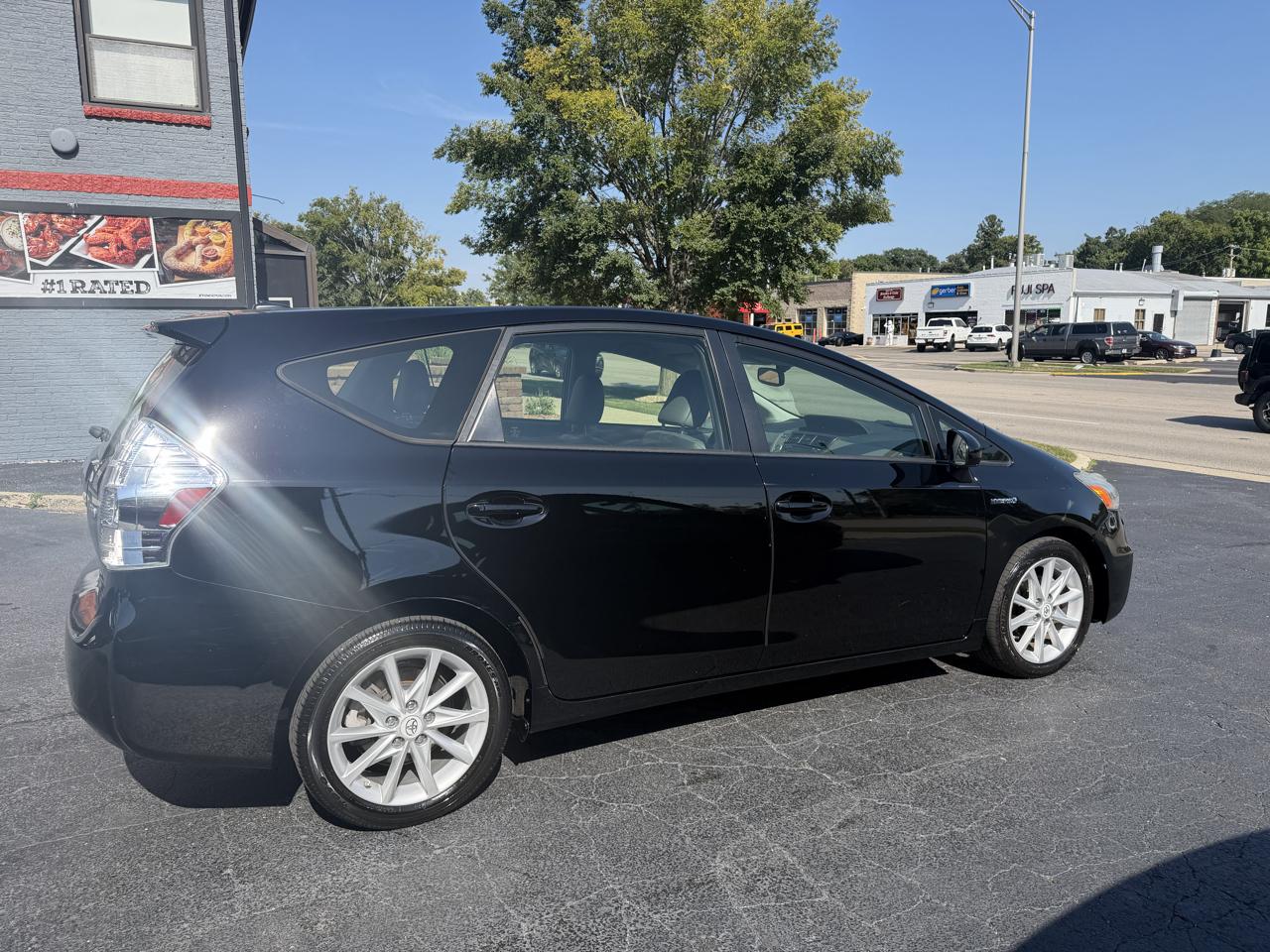 Toyota Prius V photo 12
