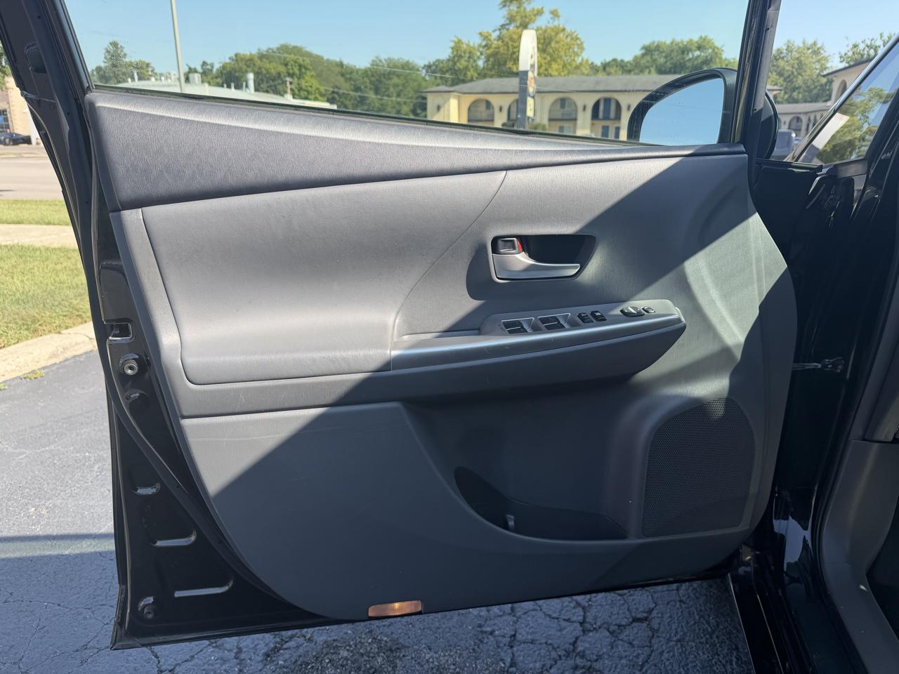 Toyota Prius V photo 15