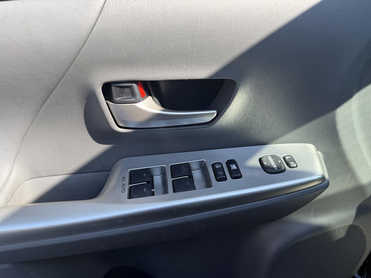 Toyota Prius V photo 16