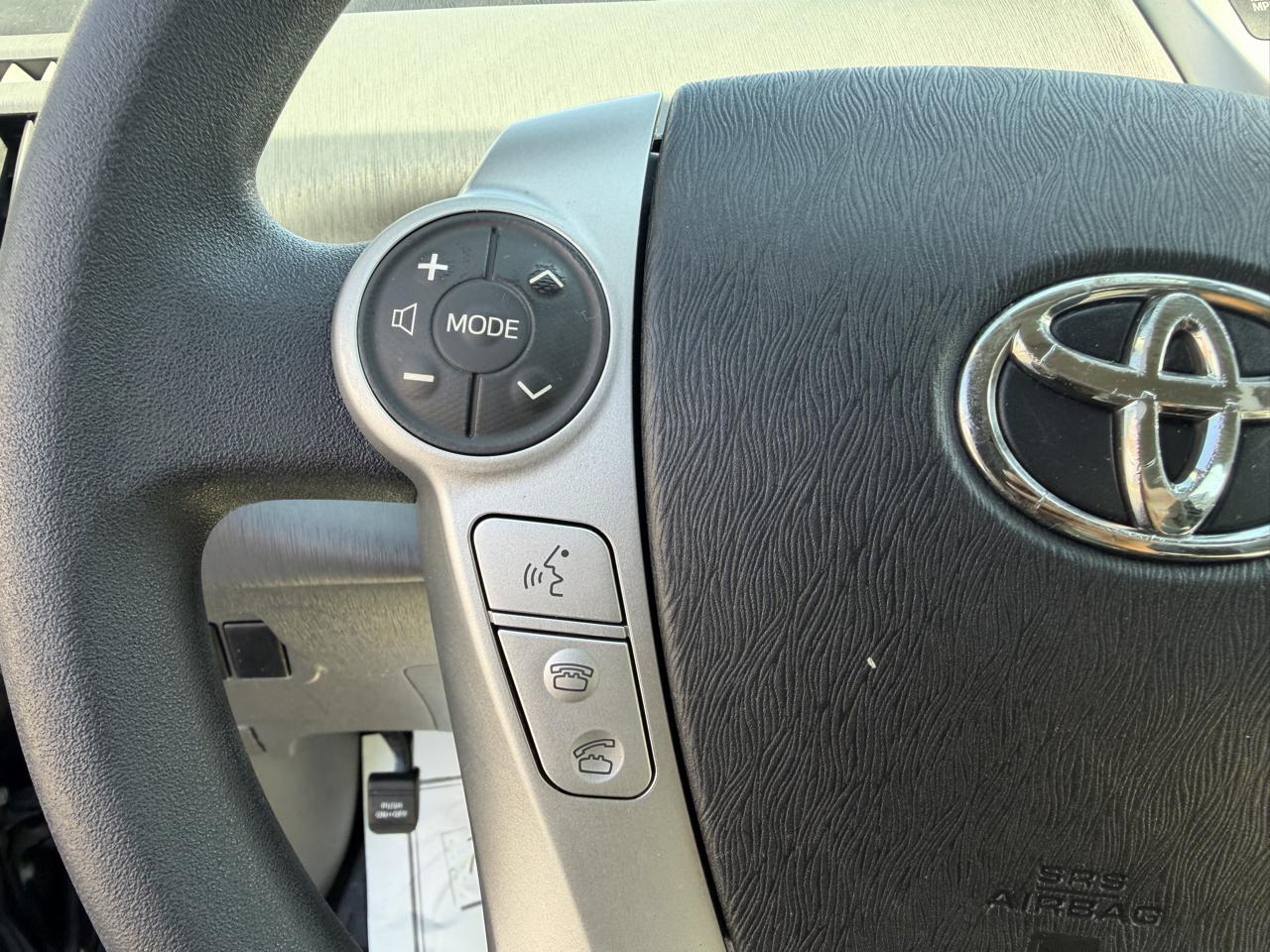 Toyota Prius V photo 18