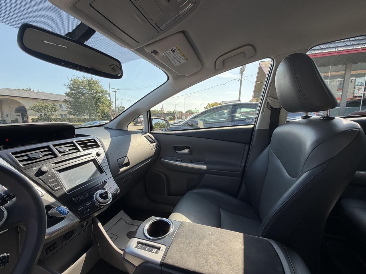 Toyota Prius V photo 21