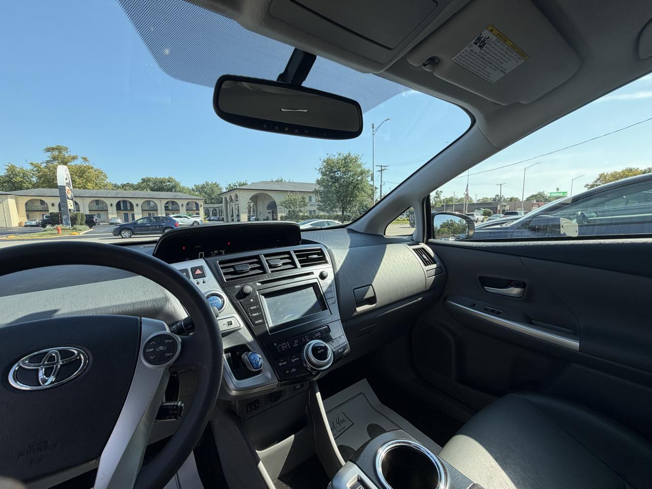 Toyota Prius V photo 22