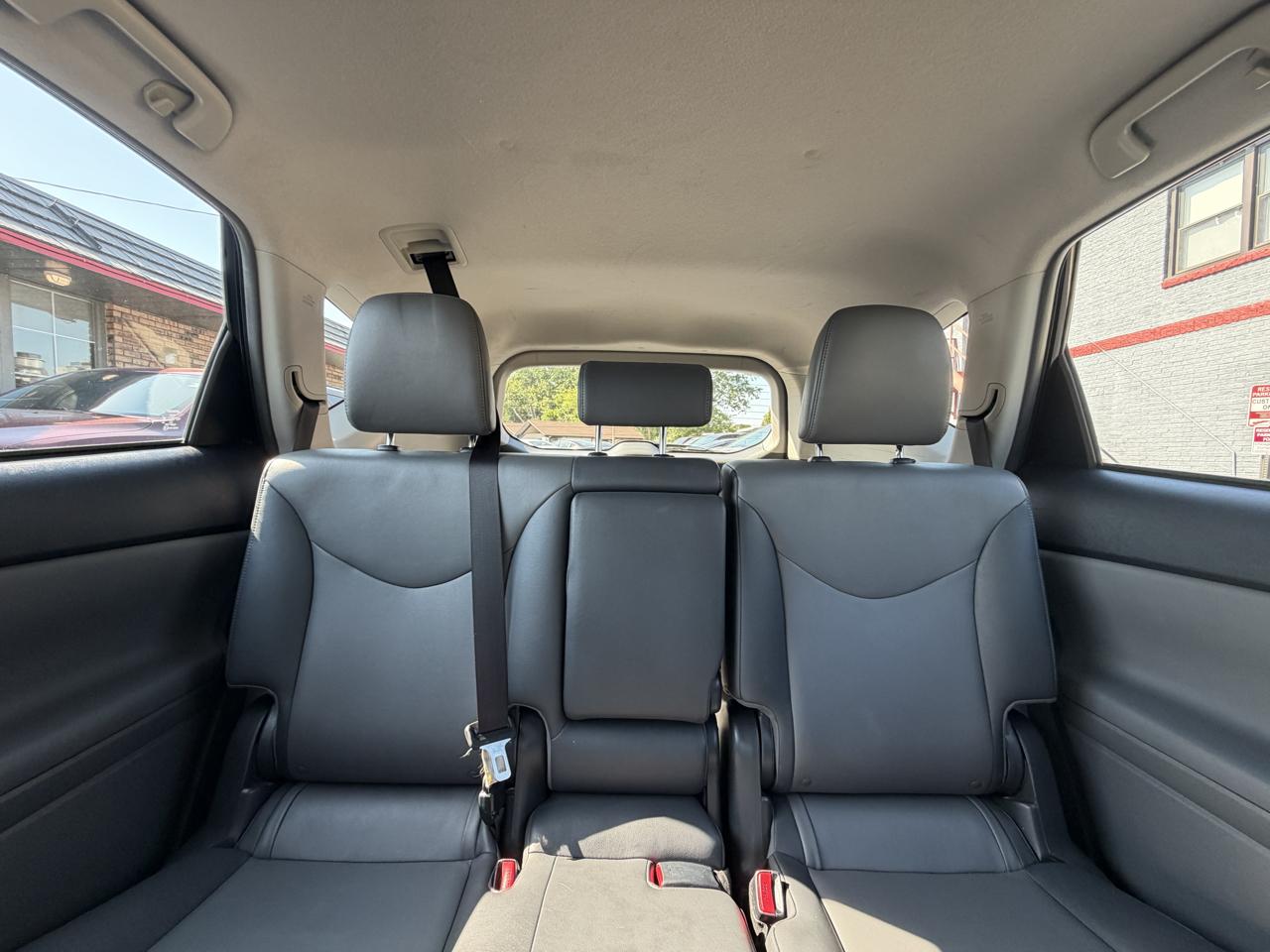 Toyota Prius V photo 23