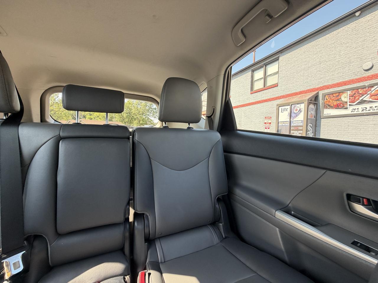 Toyota Prius V photo 24