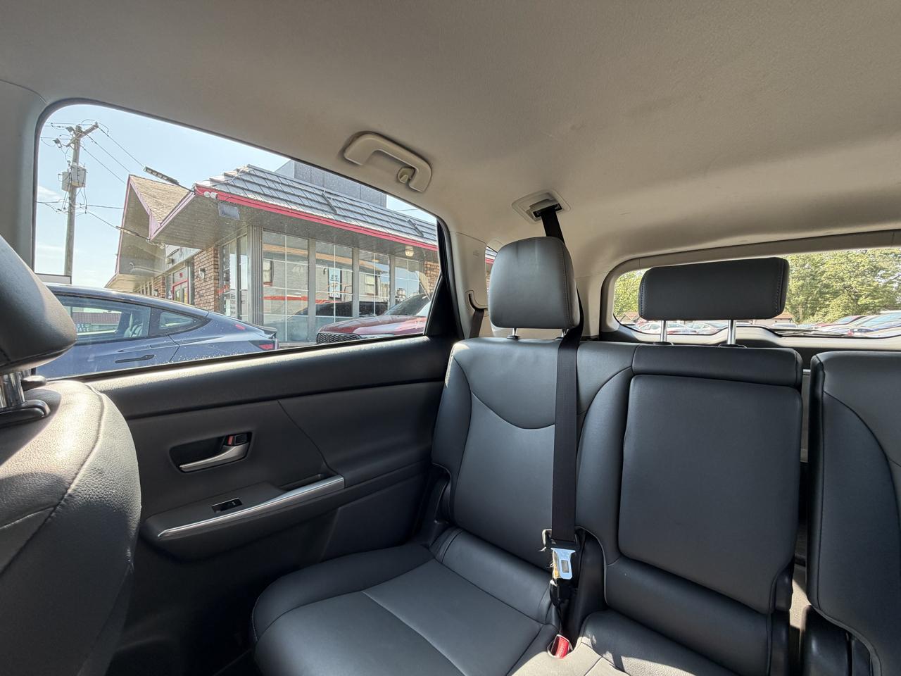 Toyota Prius V photo 25