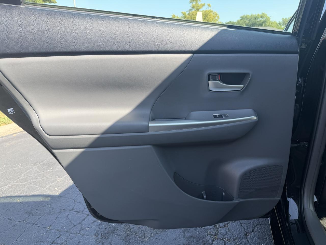 Toyota Prius V photo 29