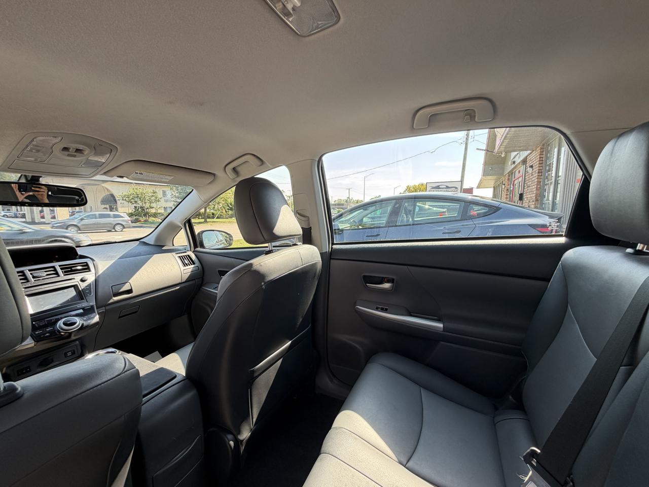 Toyota Prius V photo 31