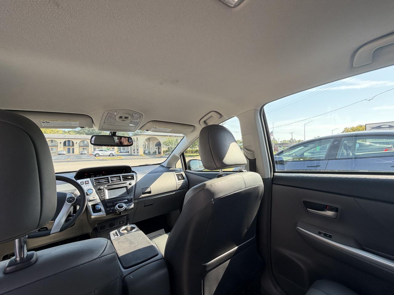 Toyota Prius V photo 32
