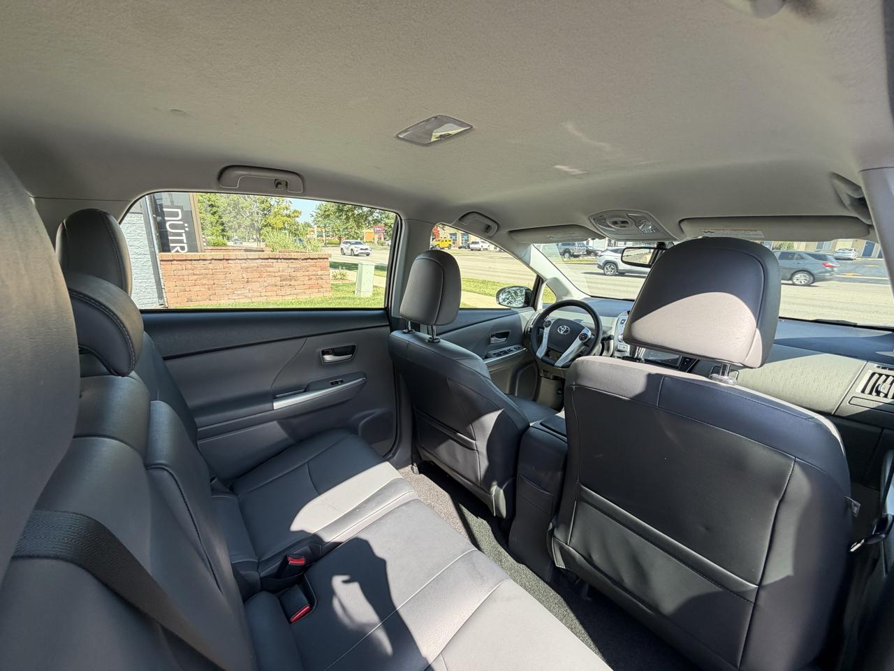 Toyota Prius V photo 33