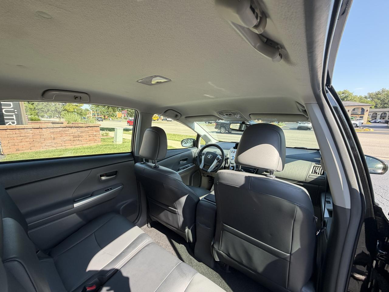 Toyota Prius V photo 35