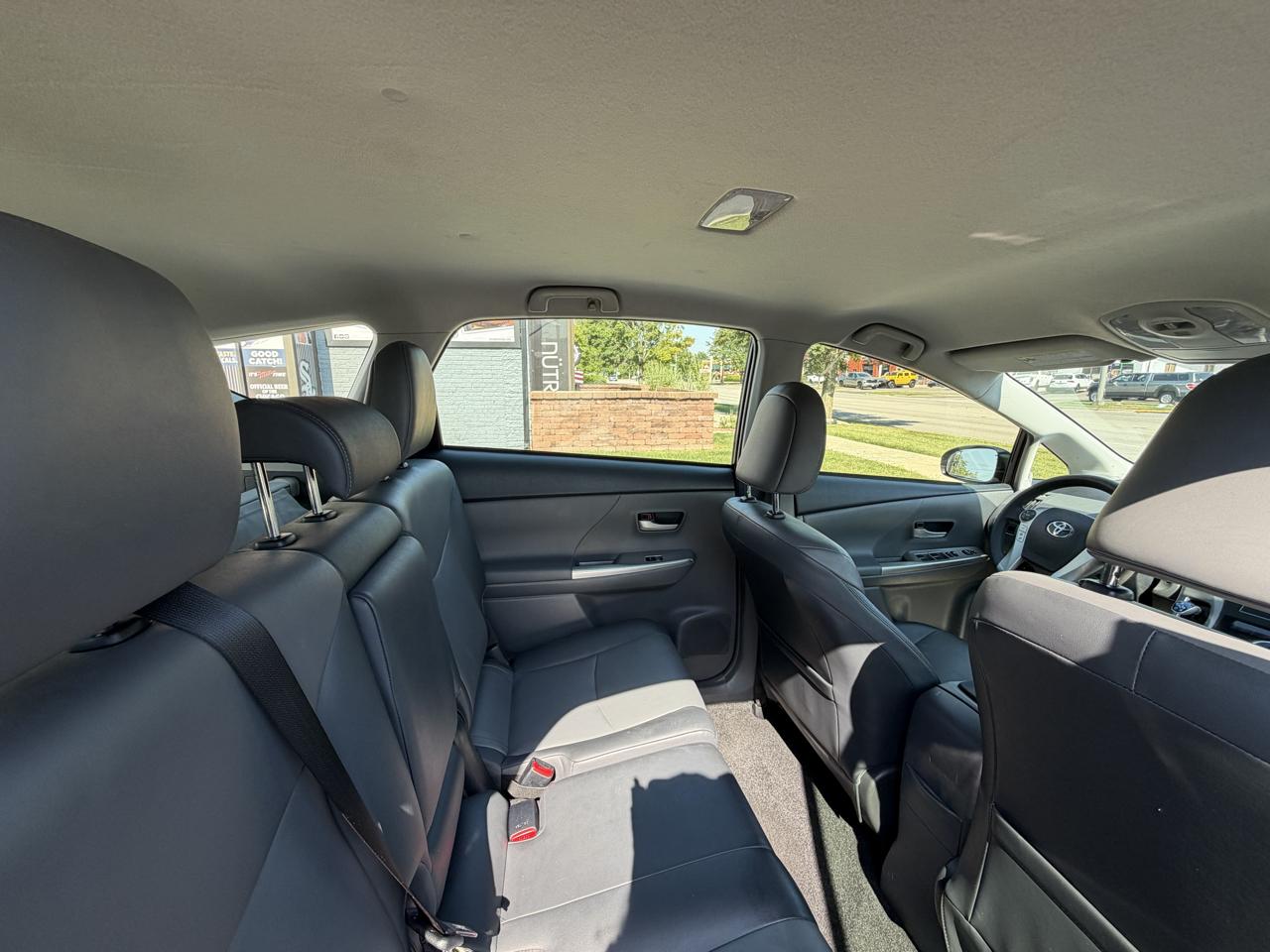 Toyota Prius V photo 36