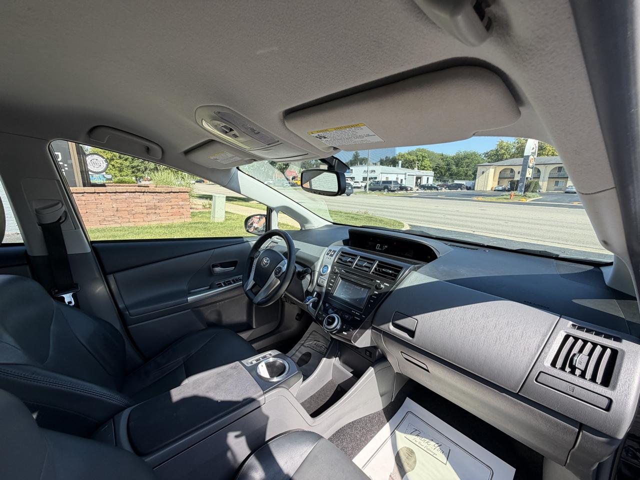 Toyota Prius V photo 37