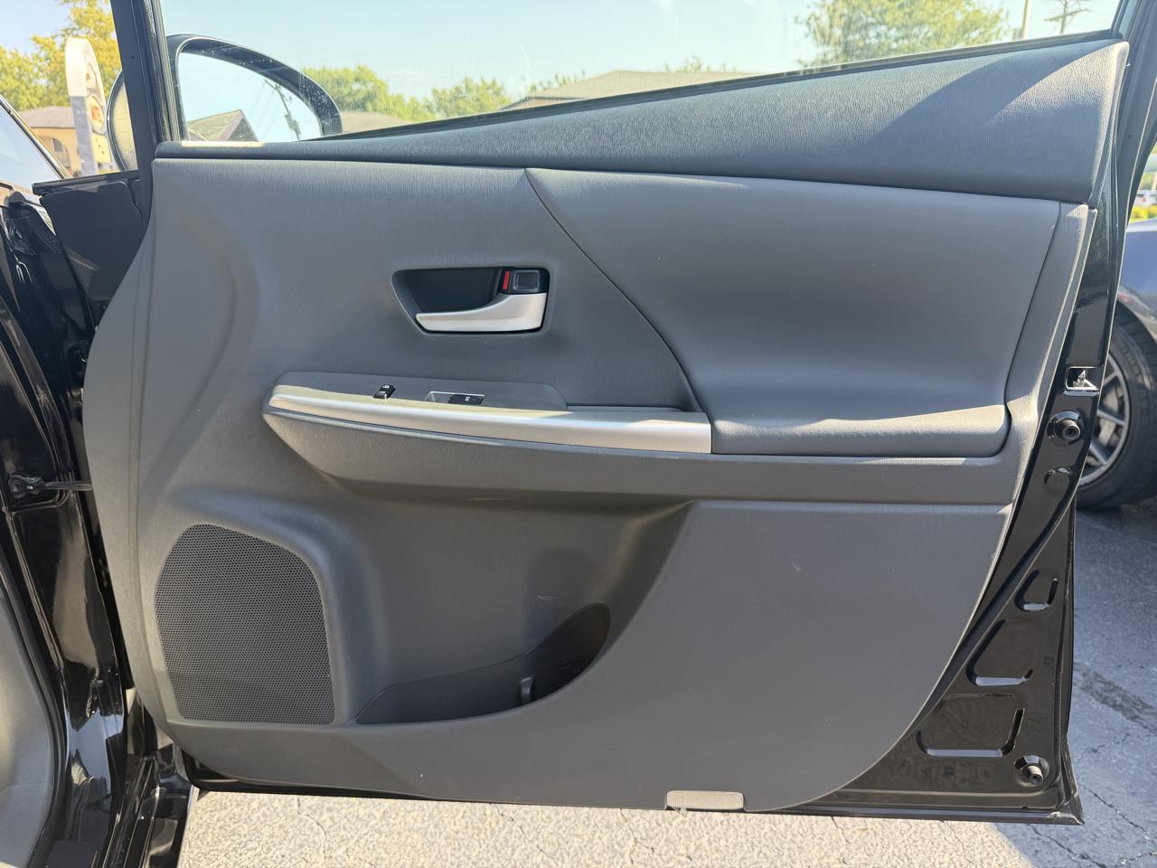 Toyota Prius V photo 38