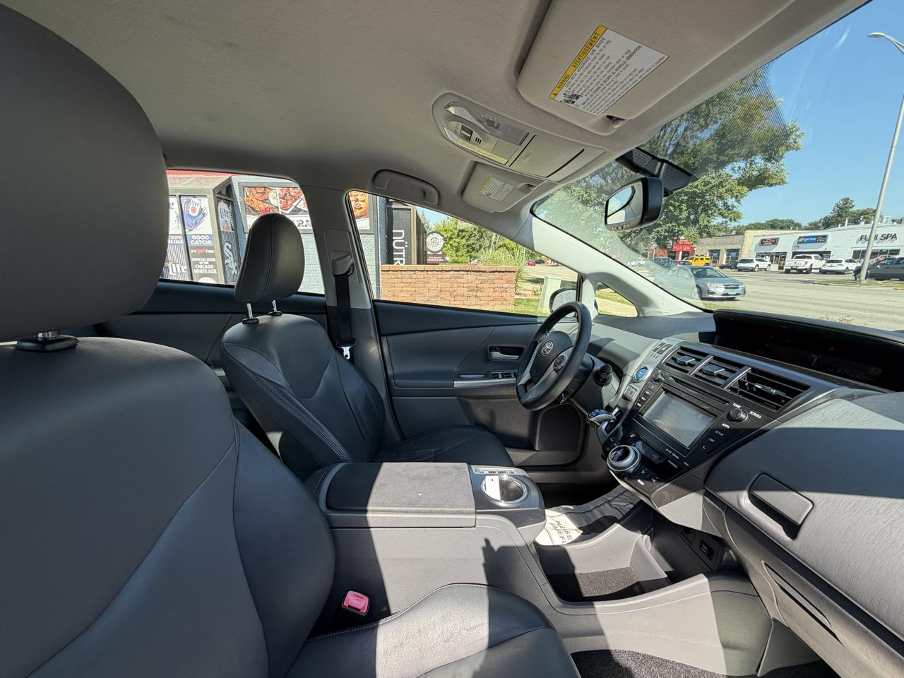 Toyota Prius V photo 41