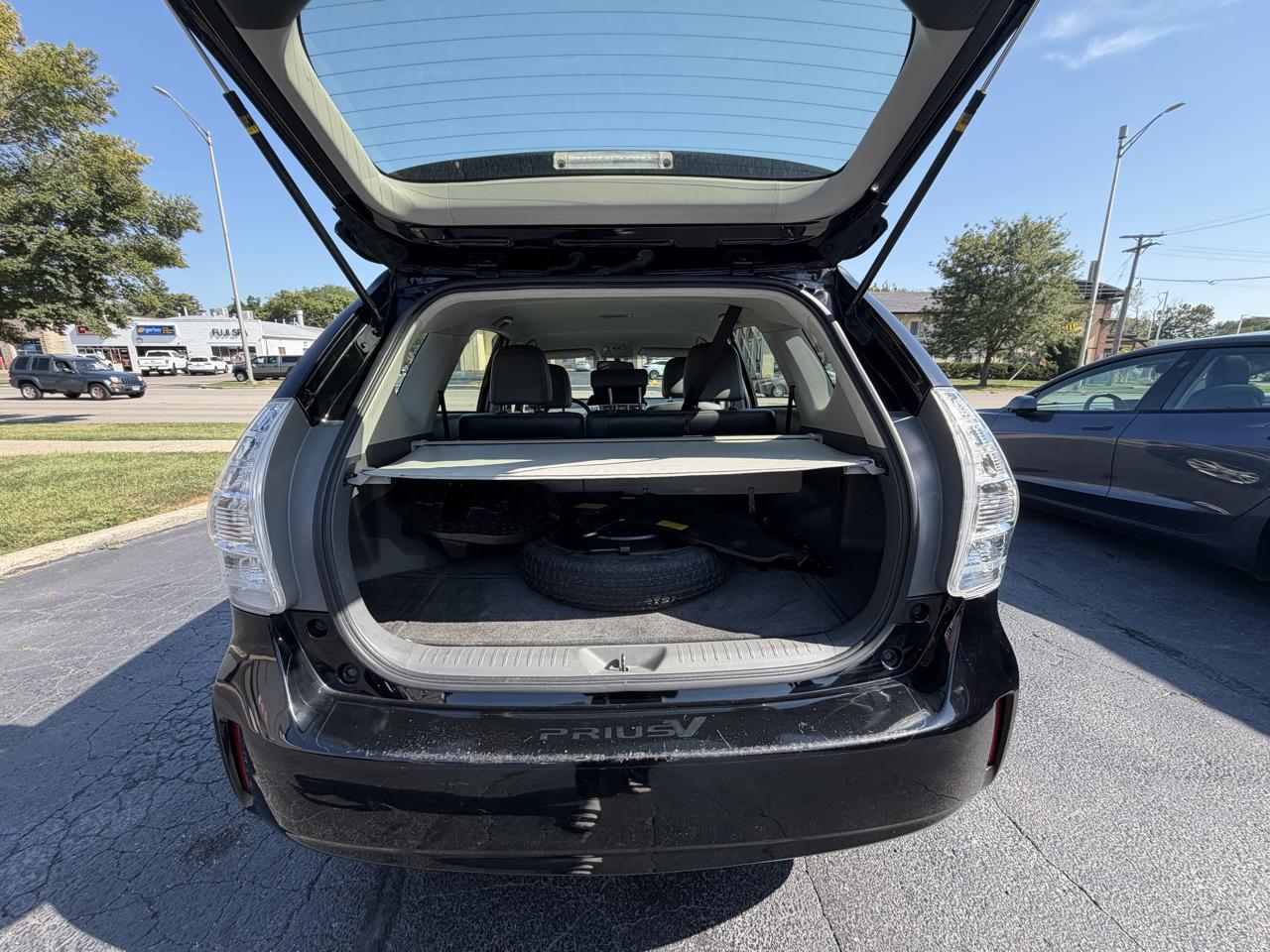 Toyota Prius V photo 42