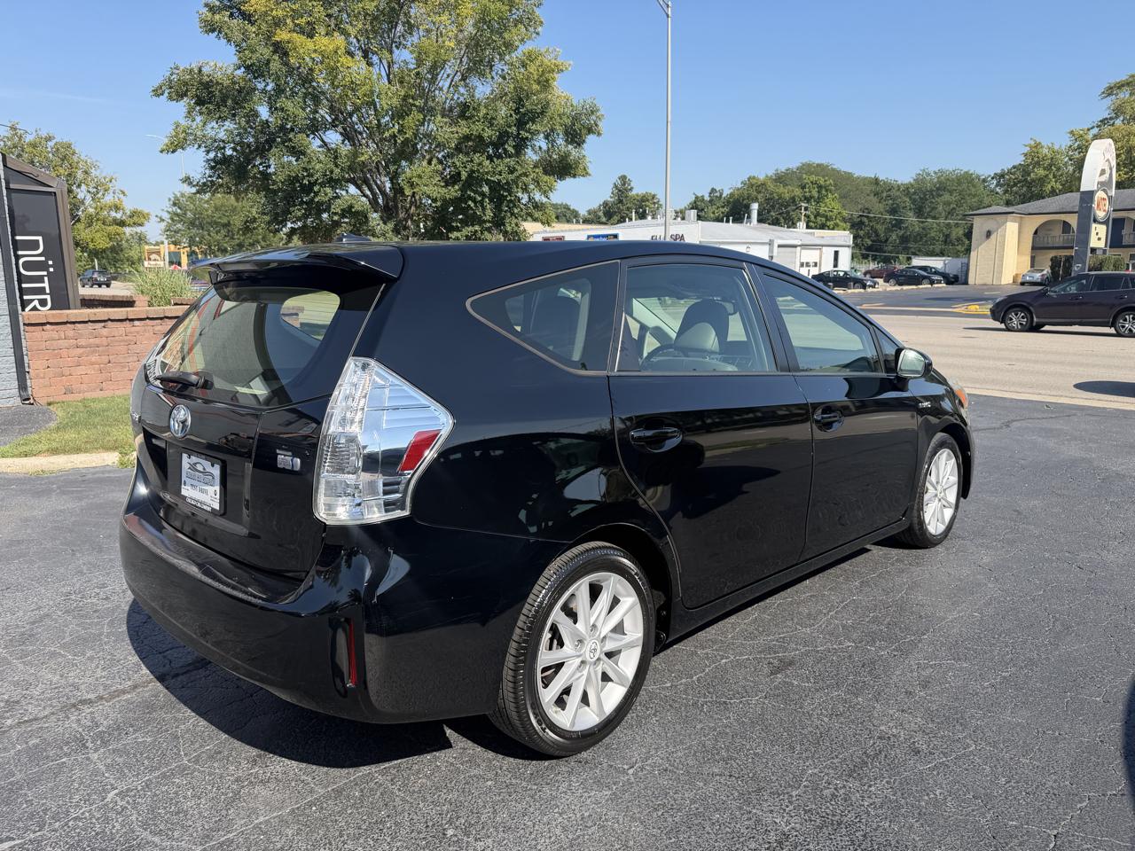 Toyota Prius V photo 52