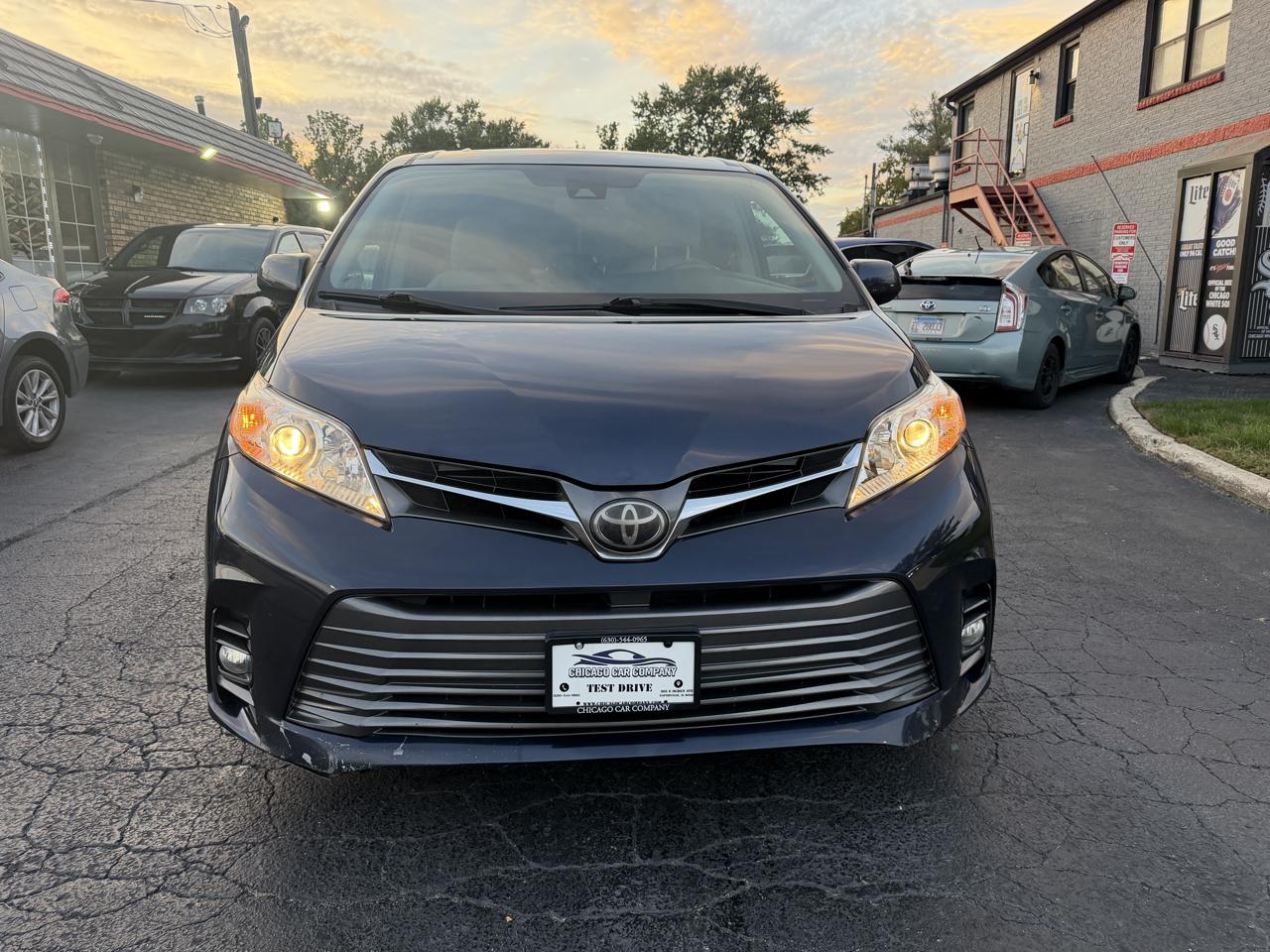 Toyota Sienna photo 2