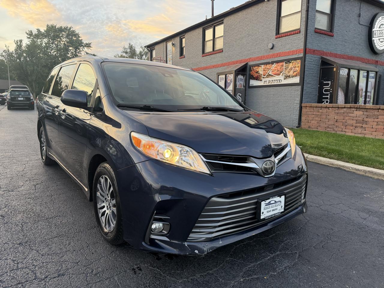 Toyota Sienna photo 3