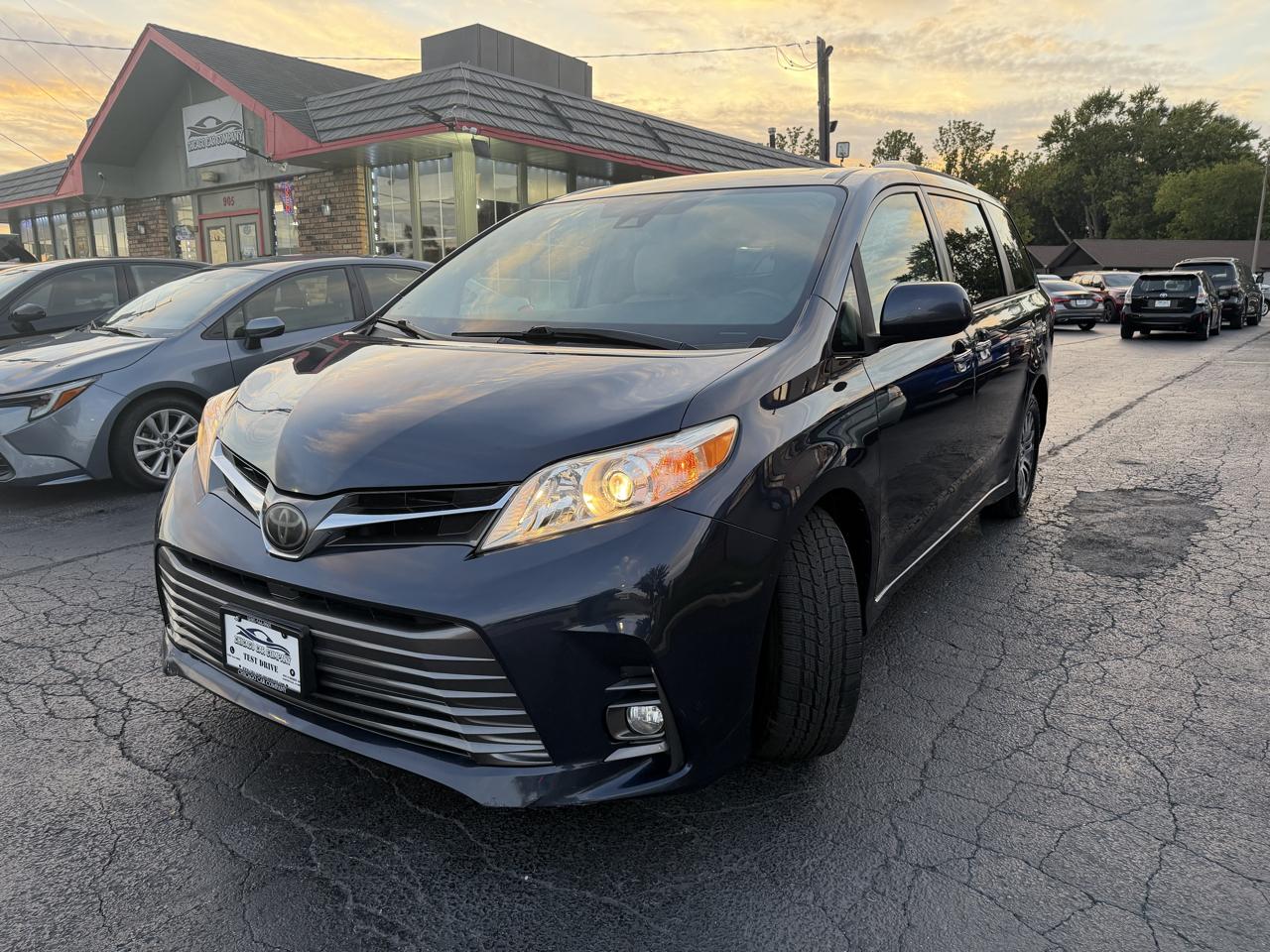 Toyota Sienna photo 4