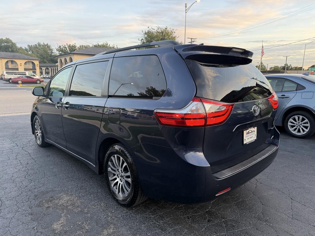 Toyota Sienna photo 10
