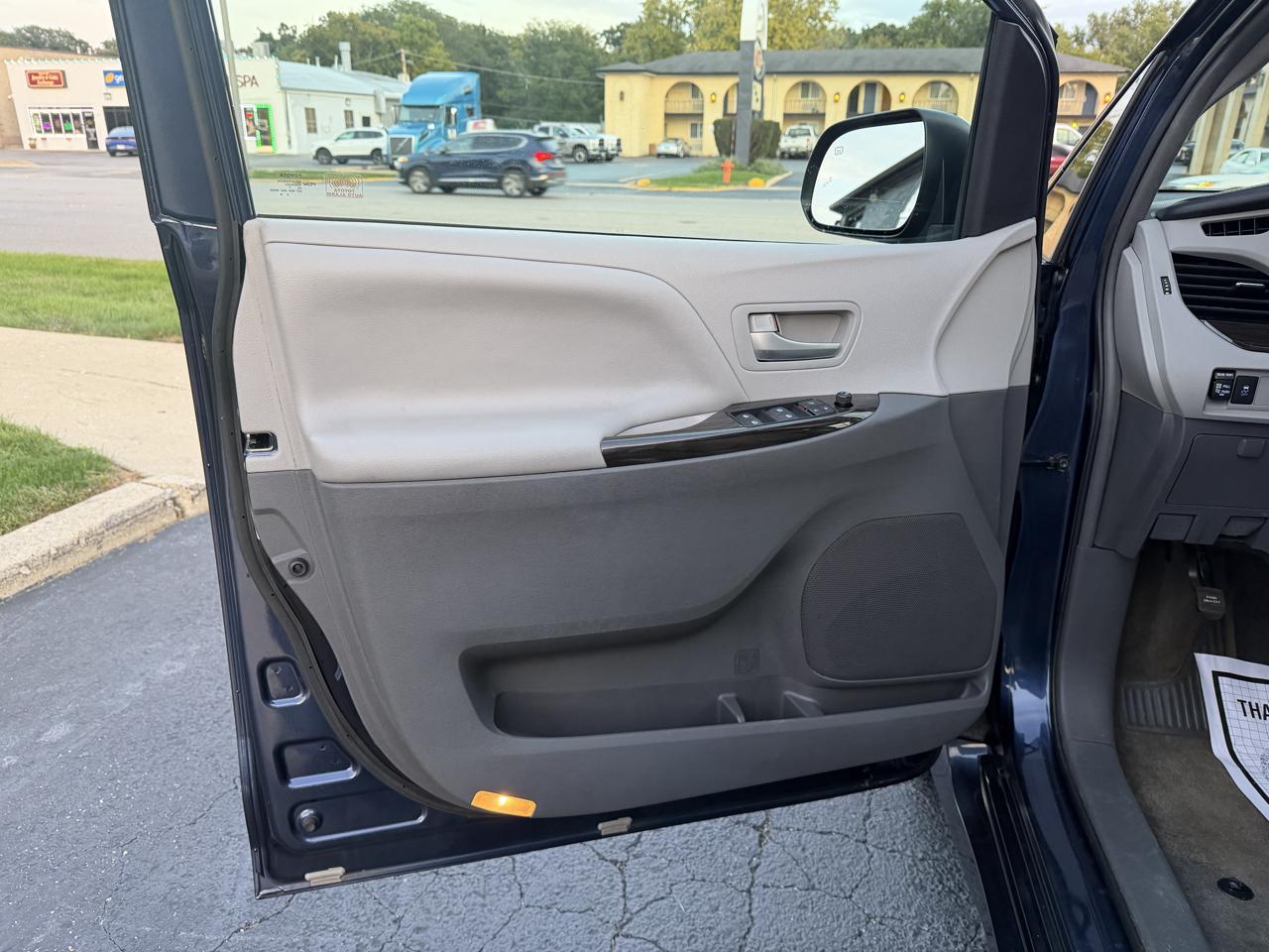 Toyota Sienna photo 14