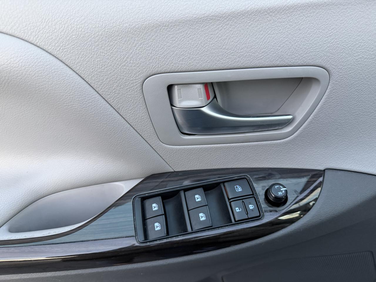 Toyota Sienna photo 15