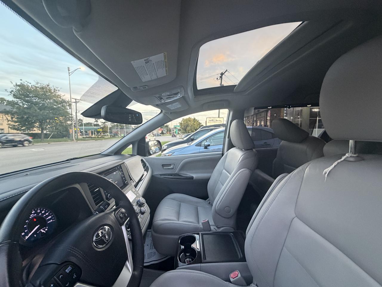 Toyota Sienna photo 17