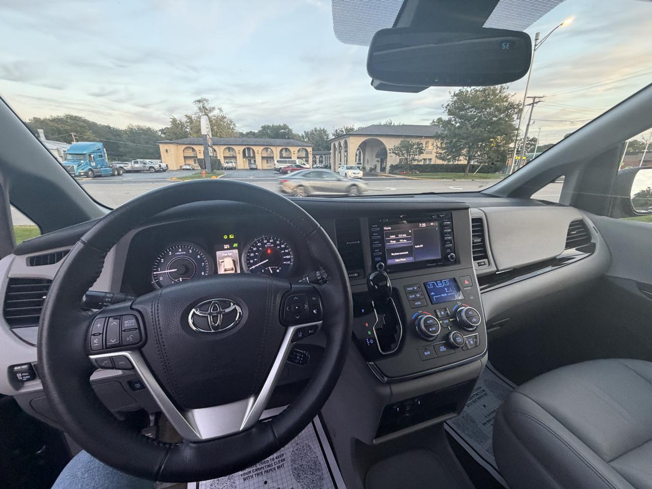 Toyota Sienna photo 18
