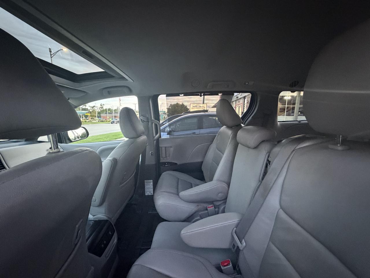 Toyota Sienna photo 22